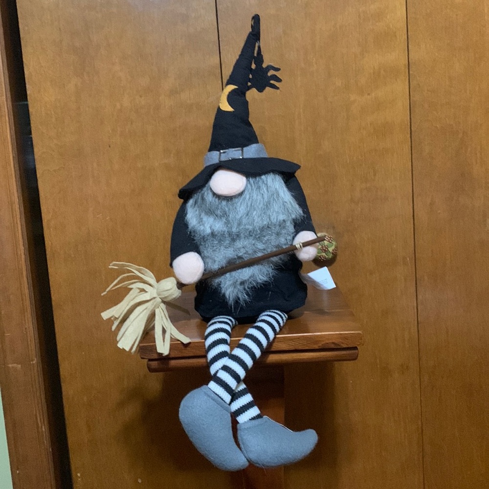 🎃WITCH GNOME WITH BROOM - SUPER CUTE!